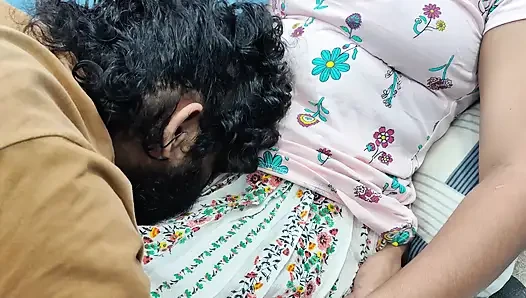 Tekan payudara dengan romansa jilat memek di rok