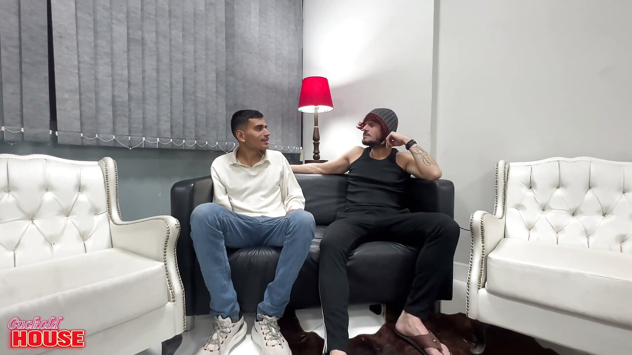 Tato sexy milfka to nemohla vzít do zadku, tak vzala dvojitou penetraci se dvěma velkými ptáky v její kundičce