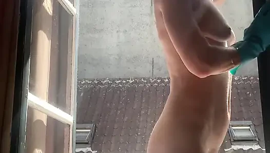Mencuci jendela telanjang