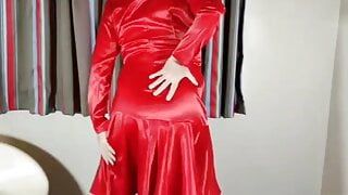 Britse tv -slet nottvslut in roze satijn en vervolgens rode satijnen jurken. dubbele video hete travestiet