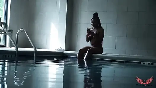 Aku hanya di kolam renang