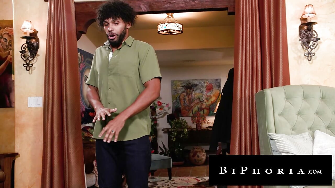 BIPHORIA - أثناء الانتقال، يفاجئ Tony Genius زميليه Poppy Cox وMichael DelRay وهما يمارسان الجنس! ثلاثي