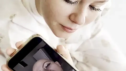 Cumtribute - gadis botak bersihin ponselnya setelah dicrot sperma