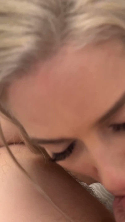 Drobna, chuda MILF Nesty kręci domowe porno i zjada moją spermę | Klip 1