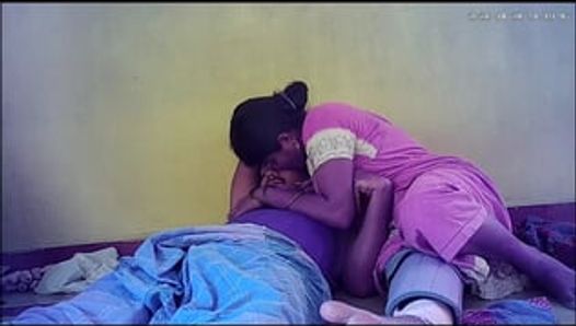Une villageoise indienne mariée s’embrasse le cul