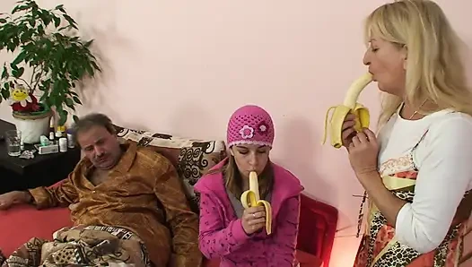 Sarışın orta yaşlı seksi kadınlar büyük bir yarak emiyor ve sonra sırayla sikiliyor ve amına boşalıyor