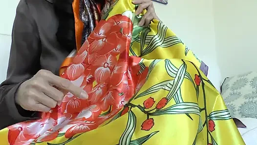 Permainan syal satin yang seru! Lady Victoria Valente