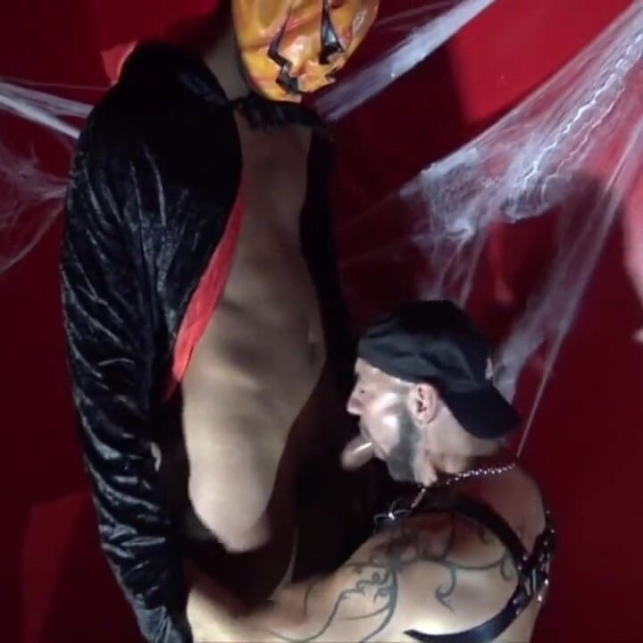 Un gran pene negro para Halloween