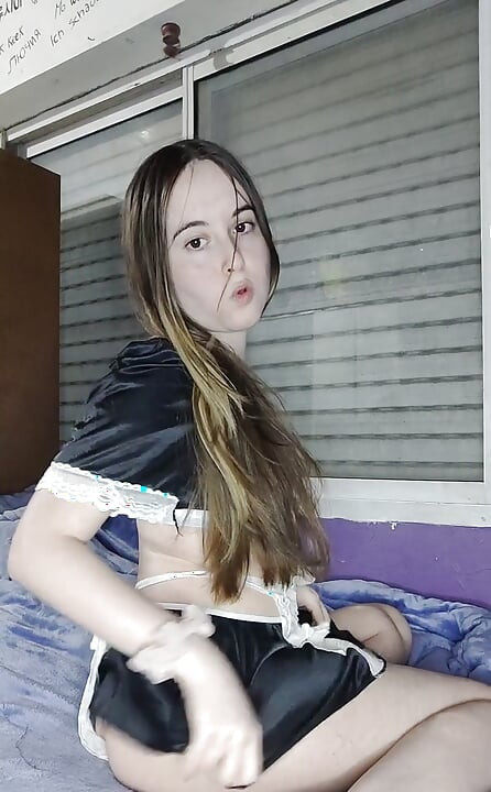 Sunt o servitoare sexy