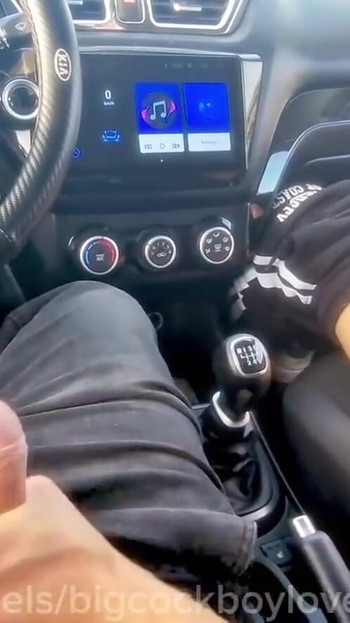 Дальнобойщики кончают на шоссе, дроча друг другу, много спермы, большие хуи. | Клип 1