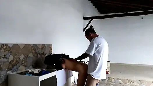 Hizmetçiyi yıkarken sikiyorum