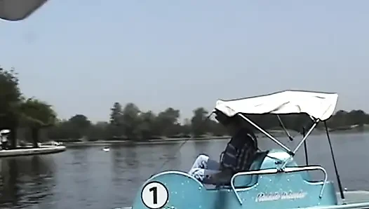 Güzel genç kız büyük yarakla amının içine domalarak dölleniyor
