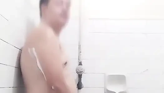 Yakışıklı bir pinoy duştan önce mastürbasyon yapıyor.