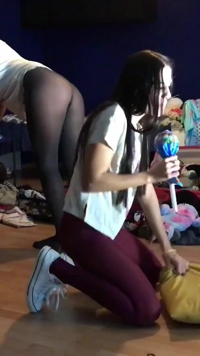 Detik yang menyeronokkan dari "Pepek ketat kecil molek panas, awek seksi melakukan percubaan pada haul untuk pakaian dalam seksi dan thong tetapi ia bertukar menjadi a"