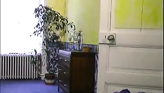 Eine frau stiefmutter bietet einem Kunden ihre kleinen Nachrichten an.