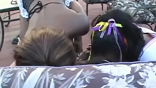 Erotische schwarze schätzchen lieben es, während sie die muschi ihres partners im freien lecken.