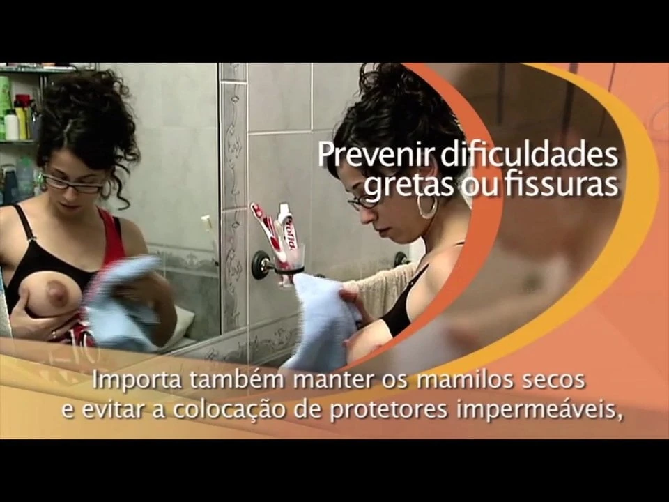 Donna portoghese che munge la sua tetta