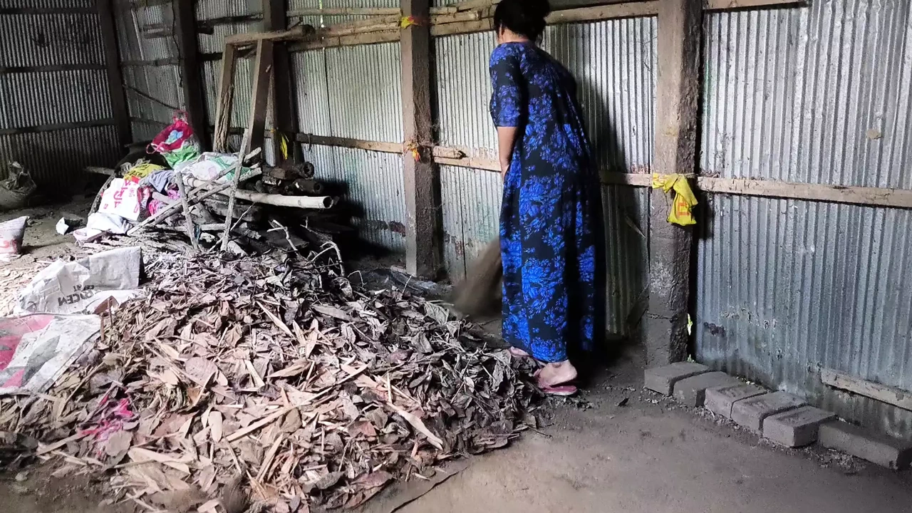 我的老继妹正在打扫我的房间。我拥抱她并开始操她的屁股