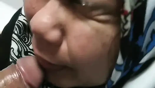 Bir fabrika kızı, gece kulübüne gitmeden önce güzel bir elbiseyle rahatsız edildi.
