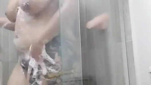 Cewek kolombia dengan berbulu lagi asik masturbasi di kamar mandi