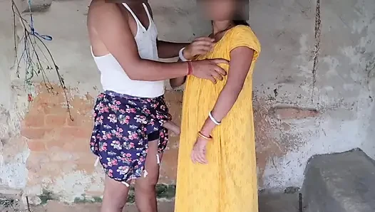 Persetubuh menyakitkan dengan bhabhi India desi ditemukan