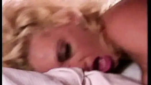 Sarışın Tarzan Fantezisi - Tutkulu Orman Öpücüğü Yoğun Yatak Odası Eylemine Yol açıyor