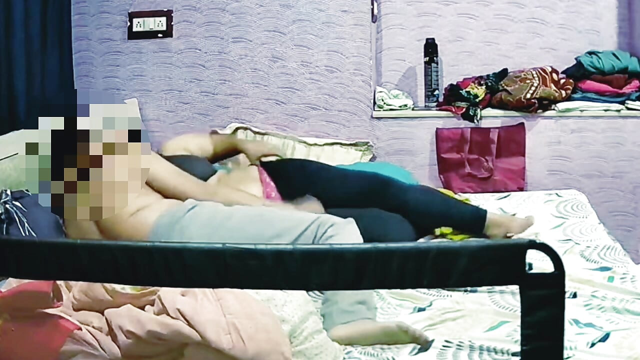 Büyük götlü evli kadın kocasıyla tutkulu çiftin seksinin tadını çıkarıyor