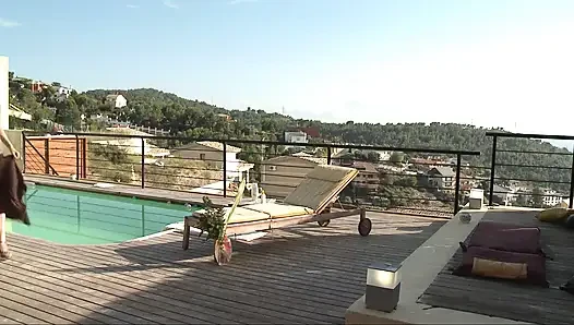 Samia Latin yüzme havuzunda striptiz