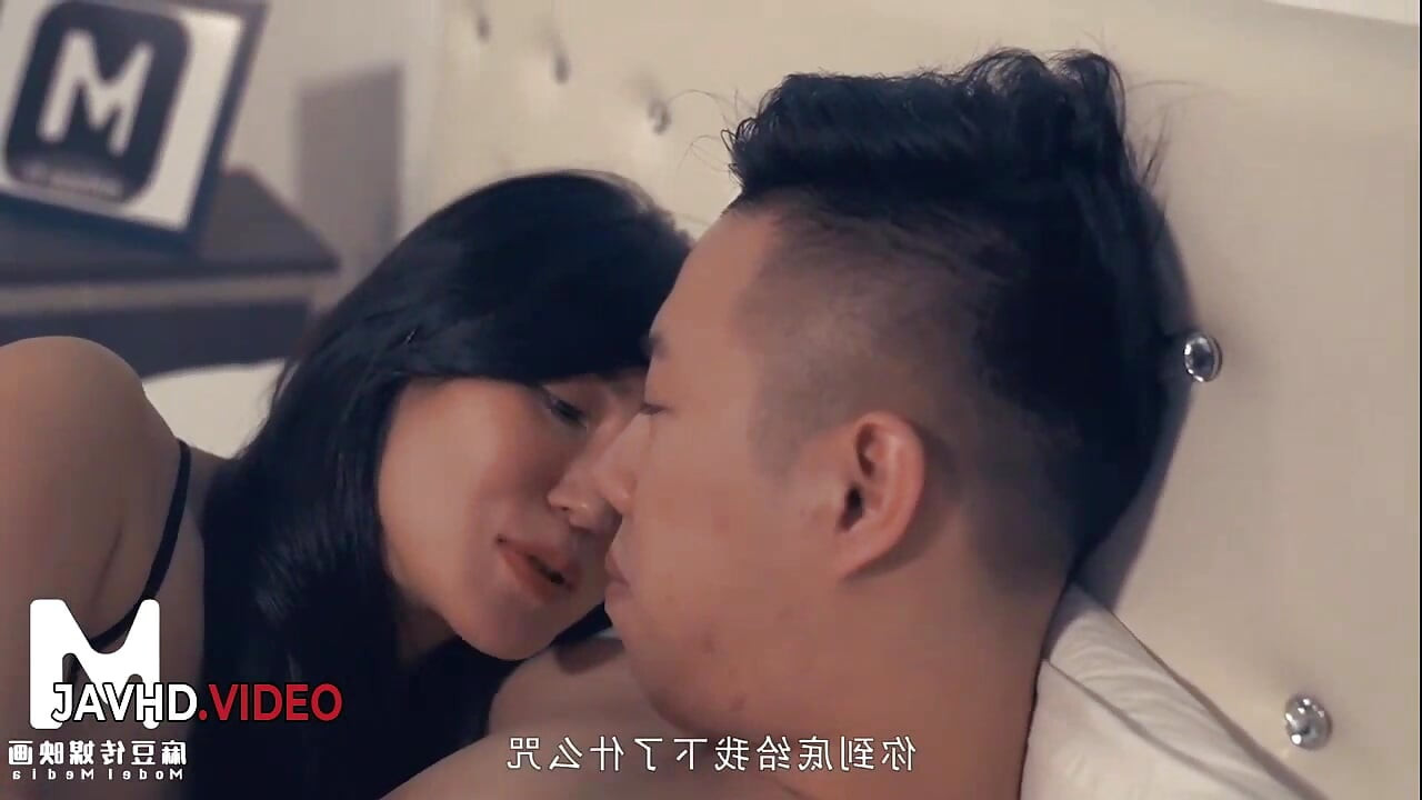 亚洲熟女享受热辣的淋浴体验，并享受激烈的重口味性爱