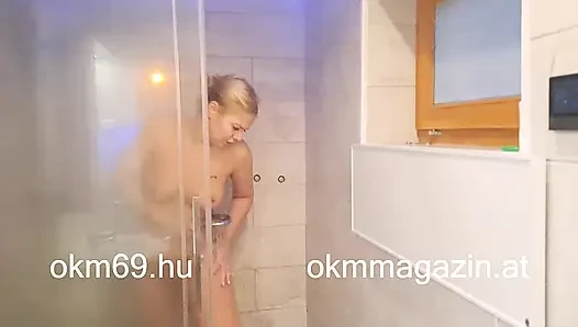 Vicky Wilfing duşta mastürbasyon yapıyor.