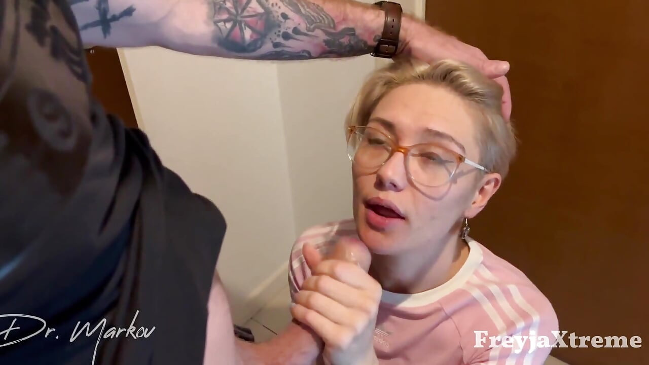 تطلب Freyjaxtreme من جارتها فتح أحمقها