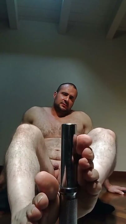 Muscular Bodybuilder Gives the Dumbbell a Filthy Footjob, M