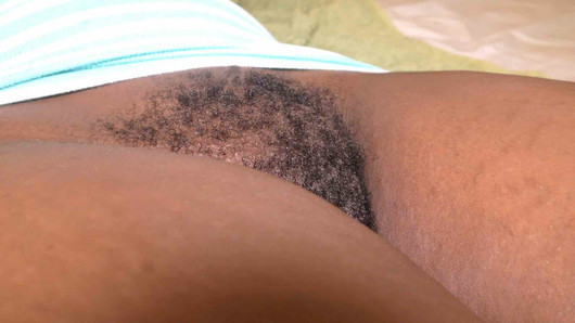 Coño peludo negro follado y lleno por una gran polla blanca y una carga pegajosa de semen