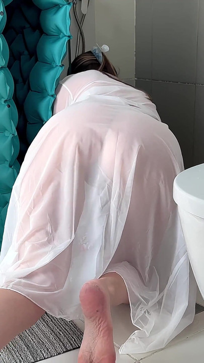 시스루 드레스를 입고 화장실을 청소하는 새엄마. 천천히