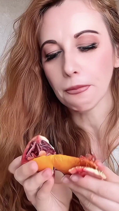 Gostosa chupando laranja - truques de língua brincalhões e bagunça suculenta!