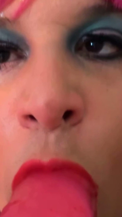Sissy Maid Shelby con volantes y remilgos | Clip 3