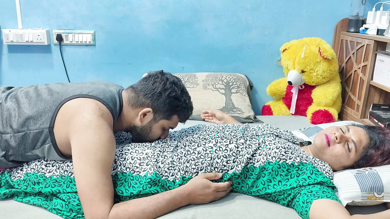 Mallu esposa esfregando buceta e beijando com peitos imprensa e beijo romance por marido
