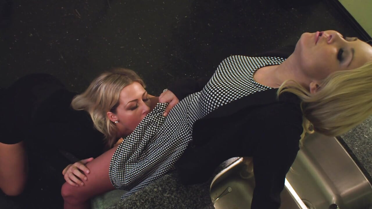 Leszbikus szerelem - a szőkék igényei