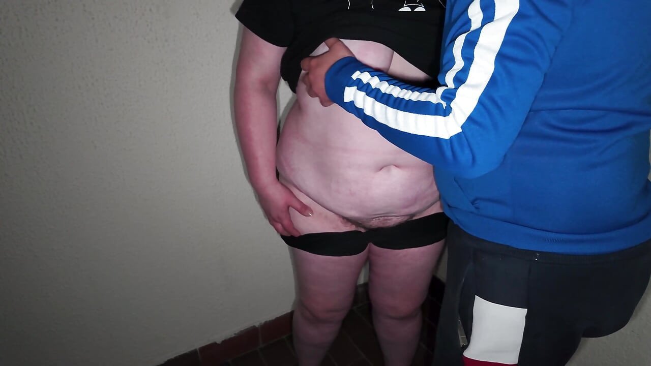 Losowy nieznajomy zobaczył, jak szarpię się, dołączył do mnie i brutalnie zerżnął mnie na schodach