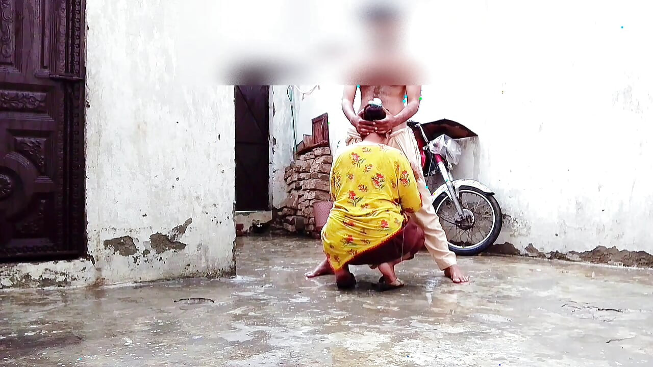 Barsaat ke mausam mein chute lagwane ka Apne maja hai barsat ke mausam mein gand Marne ka apna Maja