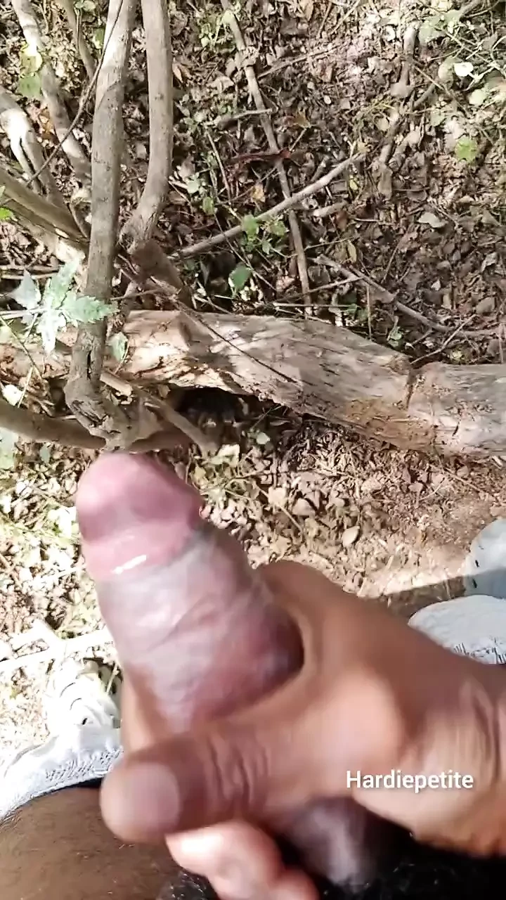 Chico indio telugu se masturba en la jungla afuera y habla sucio con la polla chupando en algún estado lingüístico telugu de Telangana
