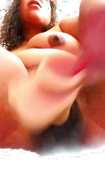 युवा रंडी खुद के साथ खेल रही है