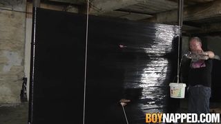 Sebastian Kane pijpt Twink Max Brown door plasticfolie