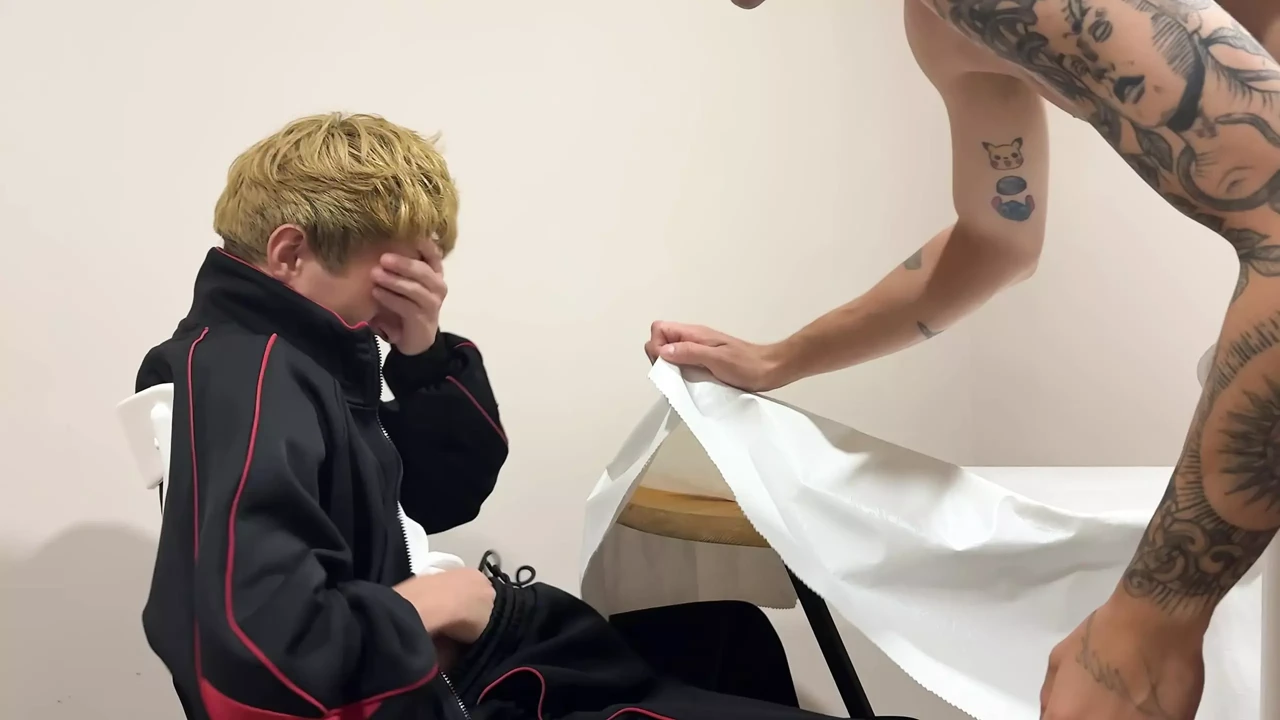 一个朋友进来，看到我赤身裸体并勃起 - 深度口交，肛交 第1部分