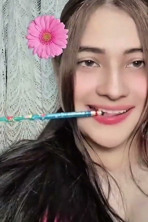 اليدوي يحول جسدها إلى عجب المهبل