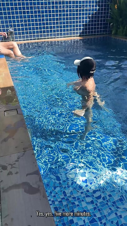 יום הבריכה: אשת חזה בוגדת נהנית עם המאהב שלה. ציצים גדולים, שמש וזין גדול