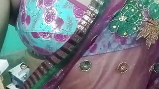 Indischer schwuler transvestit Gaurisissy zeigt ihren ganzen körper und drückt und spielt mit ihren großen möpsen in rosa sari