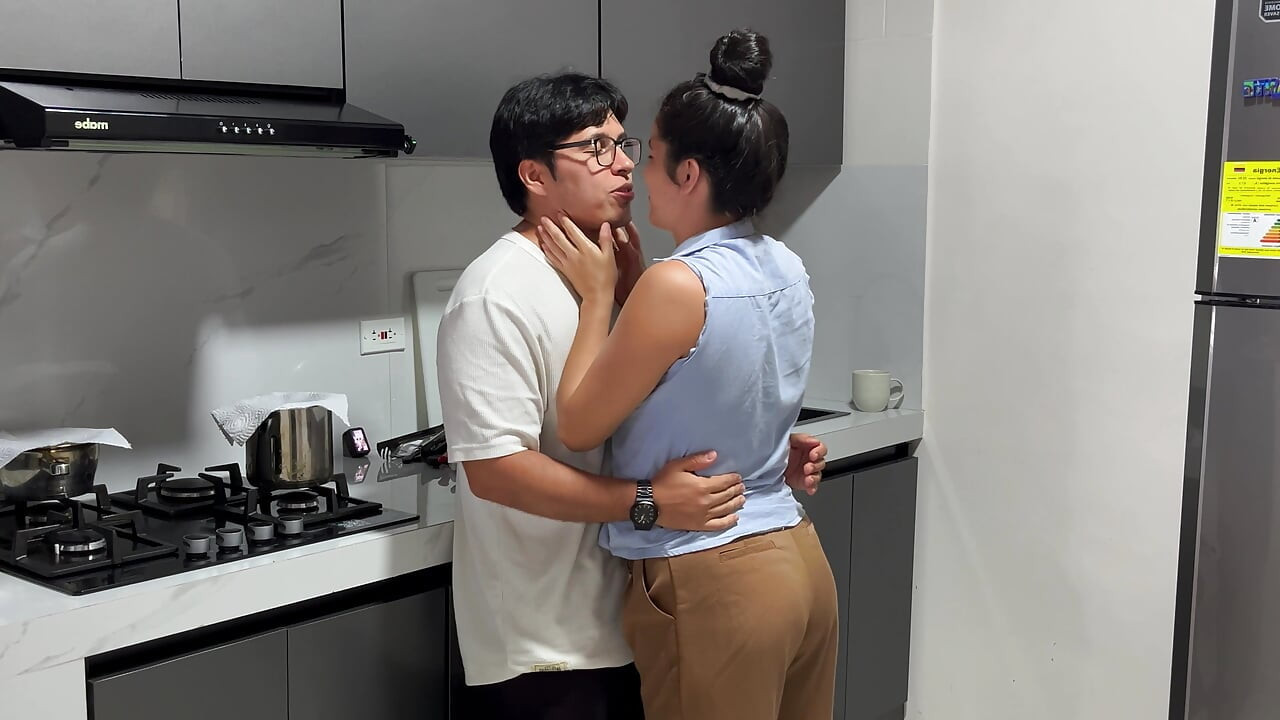 当我们一个人的时候，我的继妹在厨房里把她的屁股给了我！