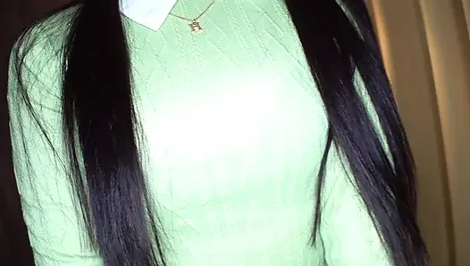 Istri elegan. One Look and She Turns Completely