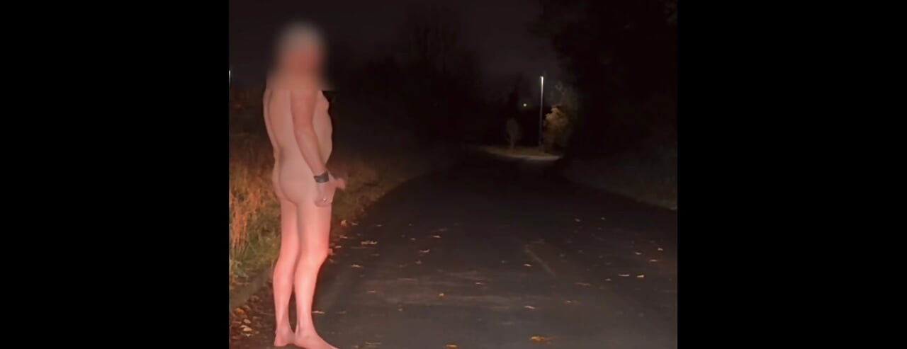 מאוננת את הזין הגדול שלי עירומה יחפה בכביש כשמכונית עוברת